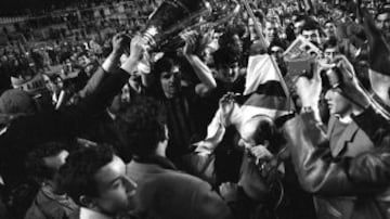 AC Milan de Italia sufrió dicho infortunio. Fue campeón de Champions League en la 62-63 y 68-69 pero descendió en la 79-80 por amaño de partidos.