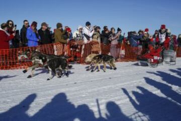 Después del acto ceremonial, ayer comenzó la primera etapa de la carrera de trineos con perros en Willow, Alaska. El viaje será de un total de 1.609 kilómetros.