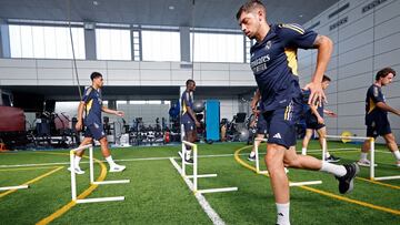 Valverde, con Bellingham, Mendy, Arda Güler y Odriozola en segundo plano, se entrenan en el gimnasio de Valdebebas el jueves 13 de julio, en la cuarta jornada de la pretemporada del Real Madrid.