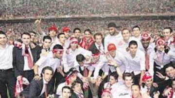 <b>DE FIESTA. </b>Todo el sevillismo lleva 48 horas de fiesta tras la consecución de la Copa de la UEFA en Eindhoven. El Pizjuán puso el punto y final.