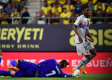 El mediocampista español del Barcelona Ansu Fati celebra después de marcar el tercer gol de su equipo.