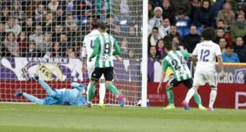 0-1. Keylor Navas falló en el primer gol de Sanabria.