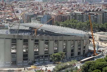 Con la tercera grada demolida casi en su totalidad, las obras de remodelaci車n del Camp Nou avanzan hasta el momento seg迆n los plazos establecidos.