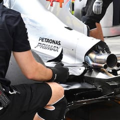 El escape del motor Mercedes se rompe por la caja de cambios