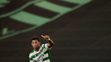 Soccer Football - Primeira Liga - Sporting CP v Gil Vicente - Estadio Jose Alvalade, Lisbon, Portugal - July 1, 2020  Sporting&#039;s Gonzalo Plata celebrates scoring their second goal with teammates, as play resumes behind closed doors following the outb