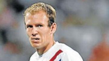 <b>NEGOCIACIÓN.</b> Mijatovic tratará con el Chelsea el pase de Robben.