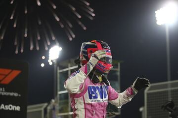 Racing Point le regaló a 'Checo' el volante y trofeo con el que ganó en Sakhir