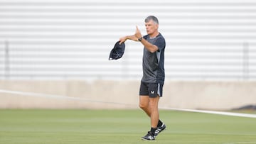 José Luis Mendilibar, en el entrenamiento del Sevilla.