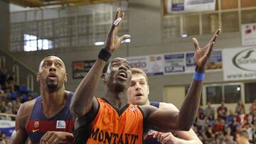 Diagné trata de atrapar el balón ante el Barcelona Lassa.