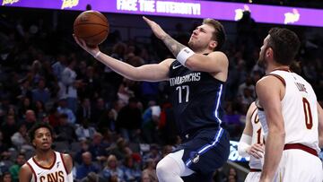 DALLAS, TEXAS - NOVEMBER 22: Luka Doncic #77 of the Dallas Mavericks takes a shot against Kevin Love #0 of the Cleveland Cavaliers in the second half at American Airlines Center on November 22, 2019 in Dallas, Texas. NOTE TO USER: User expressly acknowledges and agrees that, by downloading and or using this photograph, User is consenting to the terms and conditions of the Getty Images License Agreement. Ronald Martinez/Getty Images/AFP
== FOR NEWSPAPERS, INTERNET, TELCOS & TELEVISION USE ONLY ==