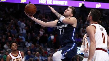 DALLAS, TEXAS - NOVEMBER 22: Luka Doncic #77 of the Dallas Mavericks takes a shot against Kevin Love #0 of the Cleveland Cavaliers in the second half at American Airlines Center on November 22, 2019 in Dallas, Texas. NOTE TO USER: User expressly acknowledges and agrees that, by downloading and or using this photograph, User is consenting to the terms and conditions of the Getty Images License Agreement.   Ronald Martinez/Getty Images/AFP
 == FOR NEWSPAPERS, INTERNET, TELCOS &amp; TELEVISION USE ONLY ==