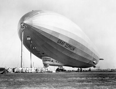 Aunque el primer vuelo del Graf Zeppelin fue en 1928, en agosto de 1929 y comandado por Hugo Eckener, completó por primera vez una vuelta completa al mundo al aterrizar en Lakehurst, Nueva Jersey, Estados Unidos. El viaje duró 21 días y recorrió más de 34.000 km. Batió el récord de vuelto sin tocar tierra, con 128 horas en el aire.