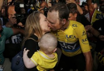 Chris Froome besa a su mujer Michelle Cound.