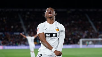 VALENCIA, 15/02/2026.- El delantero belga del Valencia, Largie Ramazani, celebra el primer gol de su equipo durante el partido de la jornada 24 de LaLiga que disputan el Levante y el Valencia, en el estadio Ciutat de Valencia, este domingo. EFE/Ana Escobar