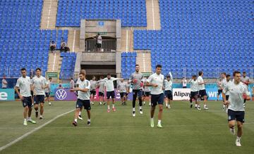 La selección esapñola se ejercita en el estadio Petrovsky.