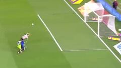 El extraño debut de Díaz: casi gol y duro choque con Armani