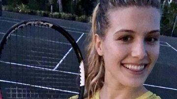 Genie Bouchard posa tras un entrenamiento de pretemporada.