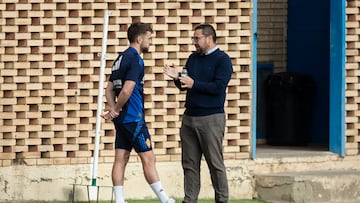Soberón dialoga con Cordero antes de meterse en el gimnasio.