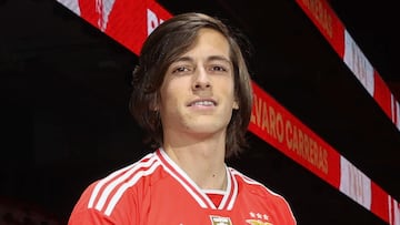 Álvaro Carreras, posa con la camiseta del Benfica