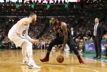 Drible de LeBron contra Aron Baynes; los números de LeBron en la noche: 24 puntos, 10 rebotes y 5 asistencias.