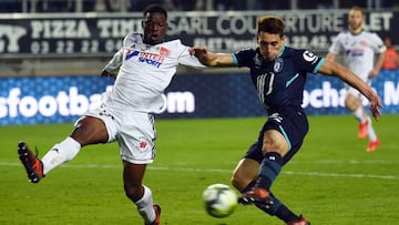  Amiens&#039; French midfielder Tanguy Ndombele (L) vies with Lille&#039;s Argentinian forward Ezequiel Ponce  during the French L1 football match between Amiens (ASC) and Lille (LOSC) on November 20, 2017, at the Licorne Stadium in Amiens, northern France. / AFP PHOTO / FRANCOIS LO PRESTI