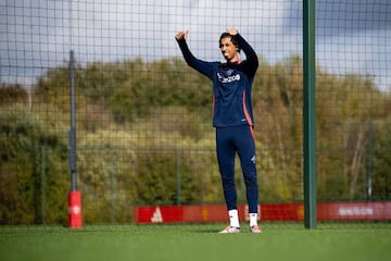 Leny Yoro, jugador del Manchester United, se ejercita en la ciudad deportiva de Carrington.