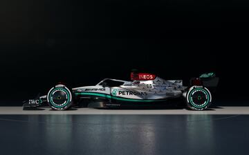 La escudería alemana presentó el monoplaza que pilotarán Lewis Hamilton y George Russell. Destaca el color plateado del bólido. Vuelven las flechas de plata a la F1.