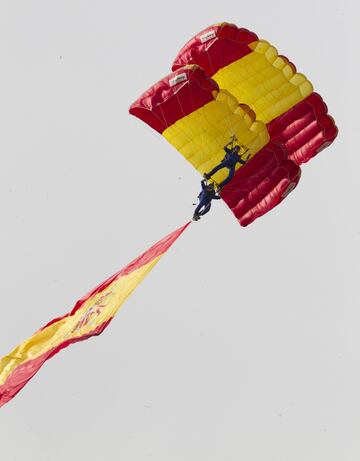 Un paracaidista baja con la bandera de España.