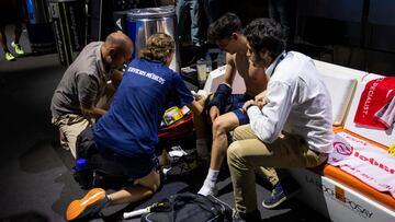Franco Stupaczuk atendido por los servicios m¨¦dicos,
