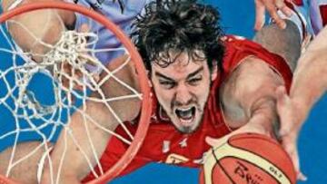 <b>¿RIVALES DE NUEVO? </b>Gasol intenta anotar ante Nowitzki.