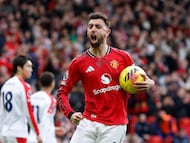 Soccer Football - Premier League - Manchester United v Crystal Palace - Old Trafford, Manchester, Britain - March 1, 2026 Manchester United's Bruno Fernandes celebrates scoring their first goal Action Images via Reuters/Jason Cairnduff EDITORIAL USE ONLY. NO USE WITH UNAUTHORIZED AUDIO, VIDEO, DATA, FIXTURE LISTS, CLUB/LEAGUE LOGOS OR 'LIVE' SERVICES. ONLINE IN-MATCH USE LIMITED TO 120 IMAGES, NO VIDEO EMULATION. NO USE IN BETTING, GAMES OR SINGLE CLUB/LEAGUE/PLAYER PUBLICATIONS. PLEASE CONTACT YOUR ACCOUNT REPRESENTATIVE FOR FURTHER DETAILS..