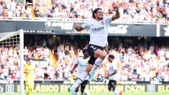 VALENCIA, SPAIN - OCTOBER 15: Edinson Cavani of Valencia CF celebrates after scoring their side's second goal during the LaLiga Santander match between Valencia CF and Elche CF at Estadio Mestalla on October 15, 2022 in Valencia, Spain. (Photo by Eric Alonso/Getty Images)