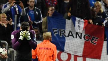 Lloris se lamenta por su error, que le cost&oacute; la derrota a Francia.