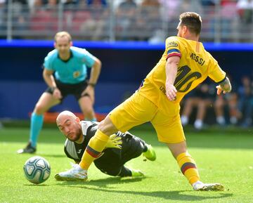 Messi en una ocasión muy clara del Barlcelona. El argentino rompió al portero del Eibar pero este rectificó y le saco el balón a Lionel. 