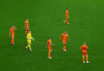 1-2. Los jugadores de Países Bajos desolados tras el segundo gol.