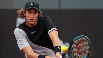 El chileno Nicolás Jarry devuelve la pelota al uruguayo Pablo Cuevas hoy, 23 de febrero de 2018