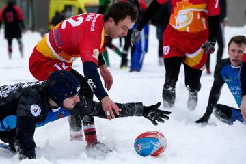 Jugadores de rugby aficionados participan en un torneo de rugby sobre la nieve en el suburbio de Zelenograd de Moscú. El evento deportivo anual reúne a 28 equipos masculinos y 12 femeninos.