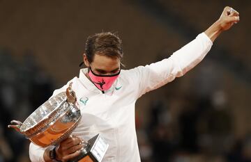 Rafa Nadal celebrando su victoria en Roland Garros por 13ª vez