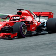 Vettel logra la pole y rompe el récord; Hamilton, a remontar