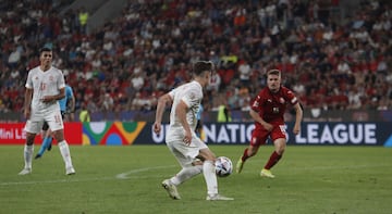 1-1. Gavi marca el primer gol de la selección española.