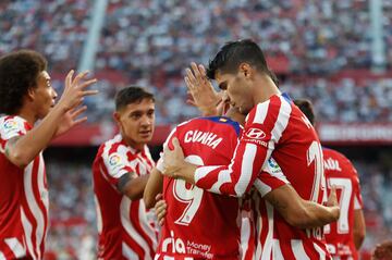 Los jugadores rojiblancos celebran el 0-2 de Morata. 