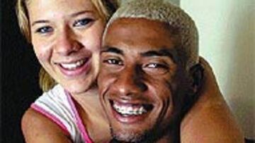 <b>15 AÑOS TIENE SU AMOR.</B> Kleberson, uno de los integrantes del Brasil del Penta, se niega a salir de su país hasta no contraer matrimonio con Dayanne, su novia. El 14 de febrero, cuando ella cumpla 16, podrán casarse.