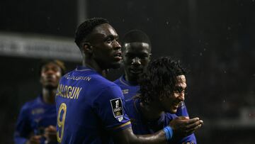 Monaco�s Japanese forward #18 Takumi Minamino (R) celebrates with teamates after scoring a goal during the French L1 football match between AJ Auxerre and AS Monaco at the Stade de l'Abbe-Deschamps in Auxerre, central France, on September 13, 2025. (Photo by ARNAUD FINISTRE / AFP)