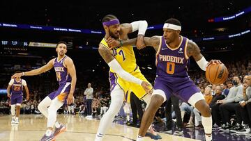 PHOENIX, ARIZONA - APRIL 05: Torrey Craig #0 of the Phoenix Suns handles the ball against Carmelo Anthony #7 of the Los Angeles Lakers during the second half of the NBA game at Footprint Center on April 05, 2022 in Phoenix, Arizona. The Suns defeated the Lakers 121-110. NOTE TO USER: User expressly acknowledges and agrees that, by downloading and or using this photograph, User is consenting to the terms and conditions of the Getty Images License Agreement. Christian Petersen/Getty Images/AFP
== FOR NEWSPAPERS, INTERNET, TELCOS & TELEVISION USE ONLY ==