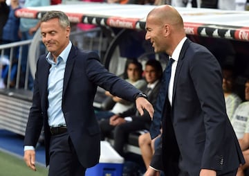 Saludo entre Zidane y Fran Escribá.