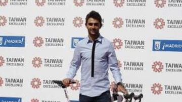 <b>PREMIO. </b>Adrián posa con la bicicleta que ayer le regalaron.