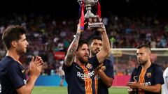 Los jugadores del Barça han ofrecido a su público la Supercopa de España ganada ante el Sevilla tras finalizar el calentamiento 