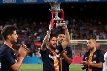 Los jugadores del Barça han ofrecido a su público la Supercopa de España ganada ante el Sevilla tras finalizar el calentamiento 