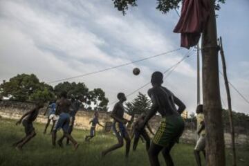 F¨²tbol en Franceville una de las ciudades m¨¢s grandes de Gab¨®n