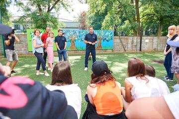 La leyenda del fútbol ucraniano y embajador de Laureus, Andriy Shevchenko, pidió más apoyo de salud mental para los jóvenes refugiados. 
Visitó una escuela de verano en Varsovia que está ayudando a los niños de Ucrania a recuperar el aprendizaje y el juego perdidos. 
Desde que la guerra se intensificó hace cinco meses, se han registrado al menos 5,8 millones de refugiados de Ucrania en toda Europa, la mitad de los cuales se estima que son niños y muchos no tienen acceso a la educación durante semanas.
Las escuelas de verano de Save the Children para niños de Ucrania en Polonia están proporcionando un refugio seguro donde los jóvenes refugiados pueden mejorar su educación, salud mental y bienestar psicosocial.